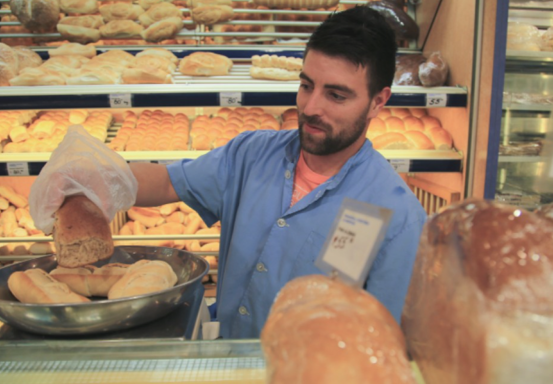 Feletti acordó con un grupo de centros de panaderos mantener el precio del pan entre $180 y $220 | Economía y negocios