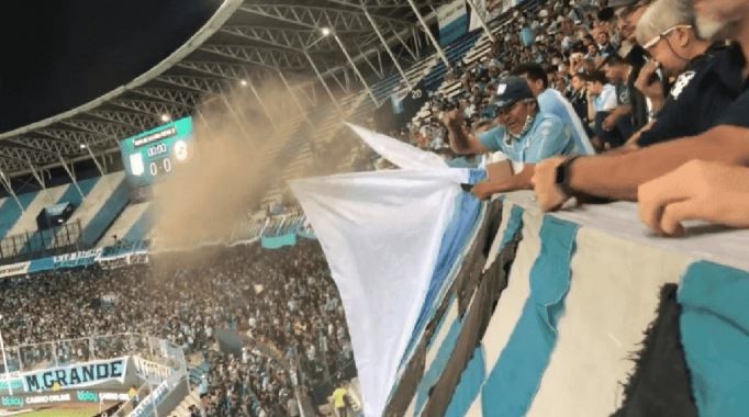 Arrojó cenizas de un hincha en la tribuna de Racing y cayeron sobre el público | Información General