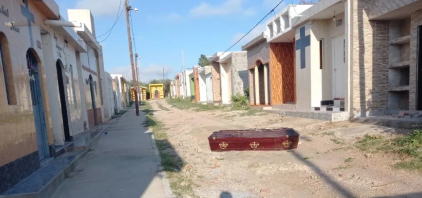 Trabajaba en el cementerio y encontró tirado el ataúd con los restos de su hijo | Información General