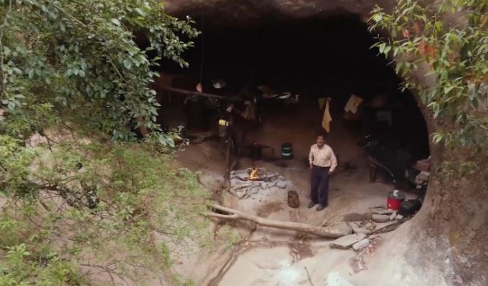 Un documentalista francés rescató la increíble historia del ermitaño que vive en una cueva en Tucumán | Información General