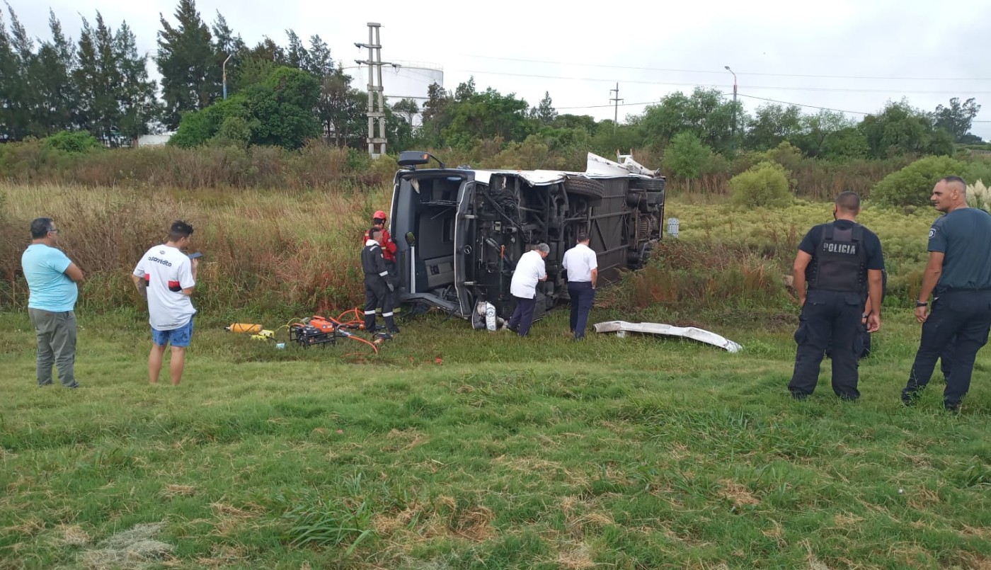 Impactante vuelco de un colectivo con heridos en la autopista a la altura de San Lorenzo | Rosario y la región