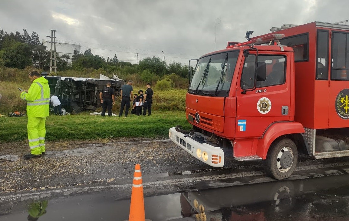 Murió el rosarino que salió despedido del colectivo que volcó en autopista | Rosario y la región
