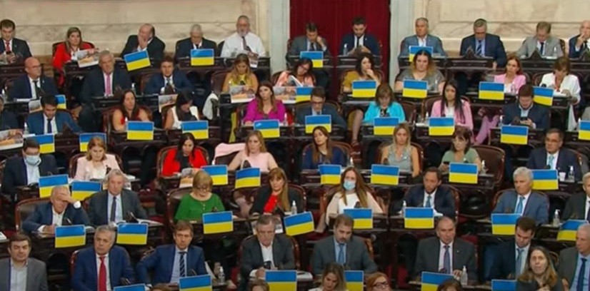 Para cuestionar al Gobierno, el bloque de Juntos por el Cambio llenó el Congreso de banderas de Ucrania | Política