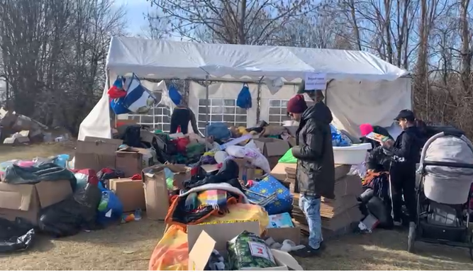Un argentino viajó durante 8 horas para llevar donaciones a la frontera con Ucrania | Información General