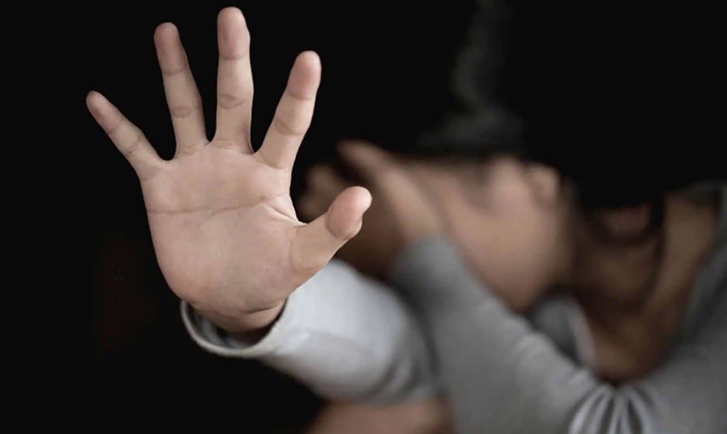 Violó a su hija durante una década, la embarazó y amenazó de muerte: condenado a 15 años de cárcel | Información General