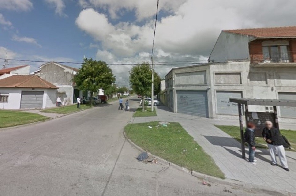 Motochorro intentó robar en una parada de colectivo: una víctima era policía, se defendió y lo mató | Información General