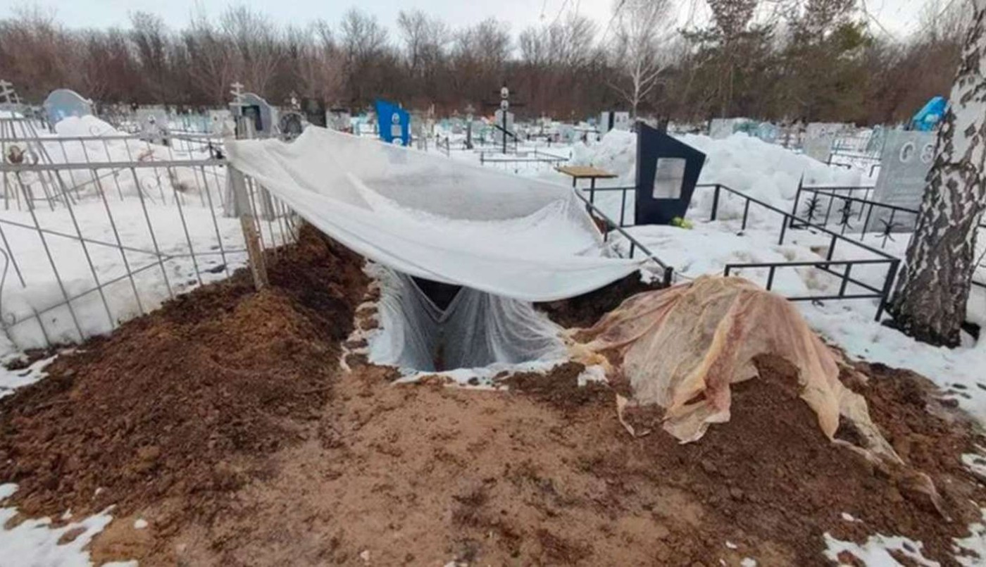 Una madre rusa cavó la tumba para enterrar a su hijo soldado, pero no le entregan el cuerpo | Internacionales