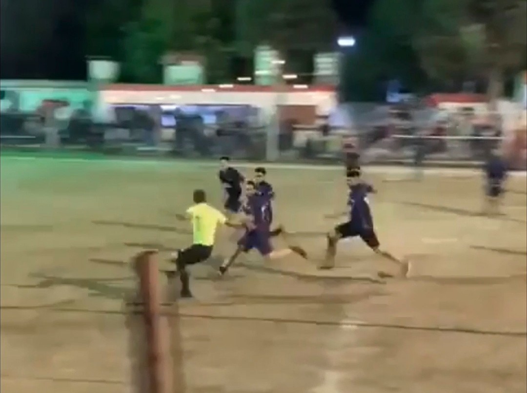 Fútbol feroz: corrieron por toda la cancha a un árbitro para pegarle | Deportes