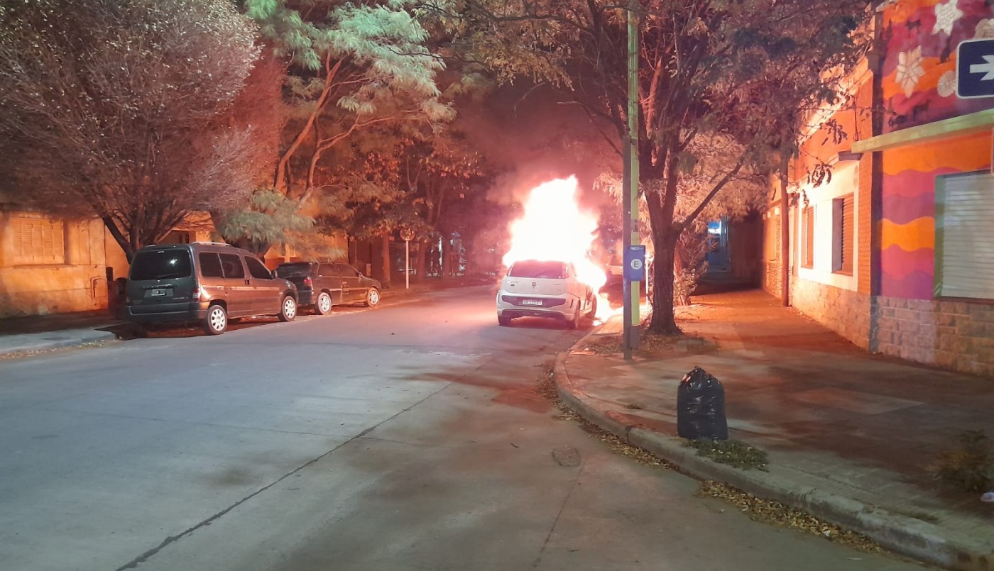 Volcó con su auto, se lo llevó la Policía y se le prendió fuego cerca de la Comisaría | Información General