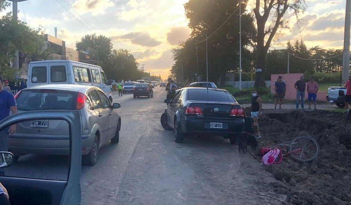 Murió una mujer tras choque múltiple entre dos autos y una bicicleta | Rosario y la región