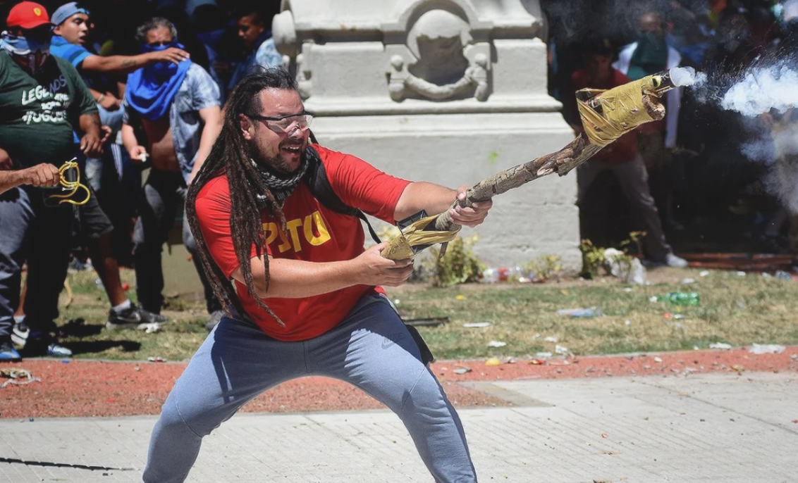 El "Hombre del Mortero" justificó los incidentes durante la marcha contra el acuerdo con el FMI | Información General