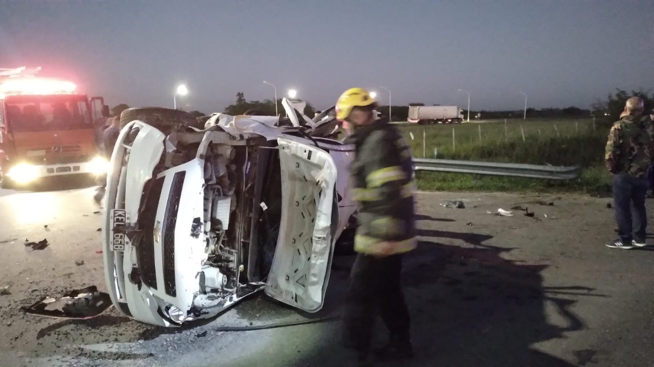 Tres muertos y cuatro heridos en fatal vuelco de un auto en autopista | Rosario y la región