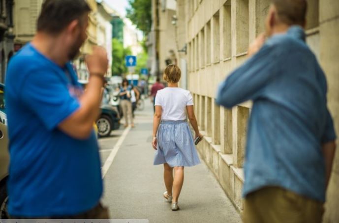Denunció acoso callejero, lo difundió en redes y los hombres fueron desvinculados de su trabajo | Información General
