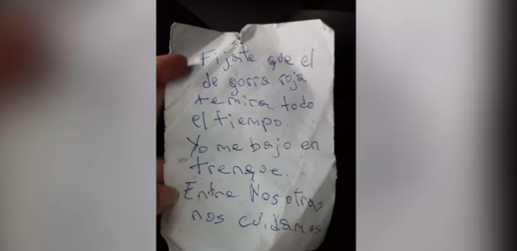 La alerta en un papel que le dejó una joven a otra en un micro: "El de gorra roja te mira todo el tiempo" | Información General