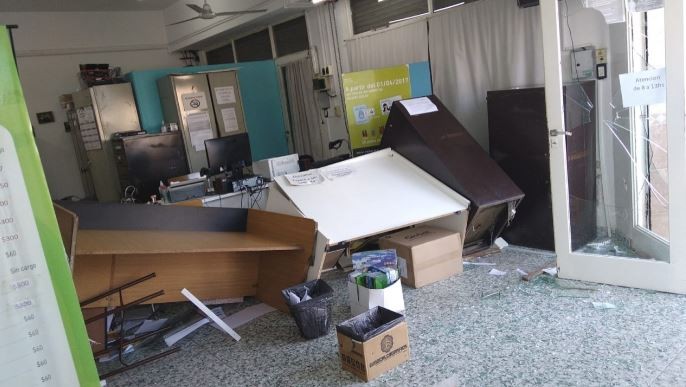Video: una mujer tuvo un ataque de furia y destrozó una oficina municipal | Información General