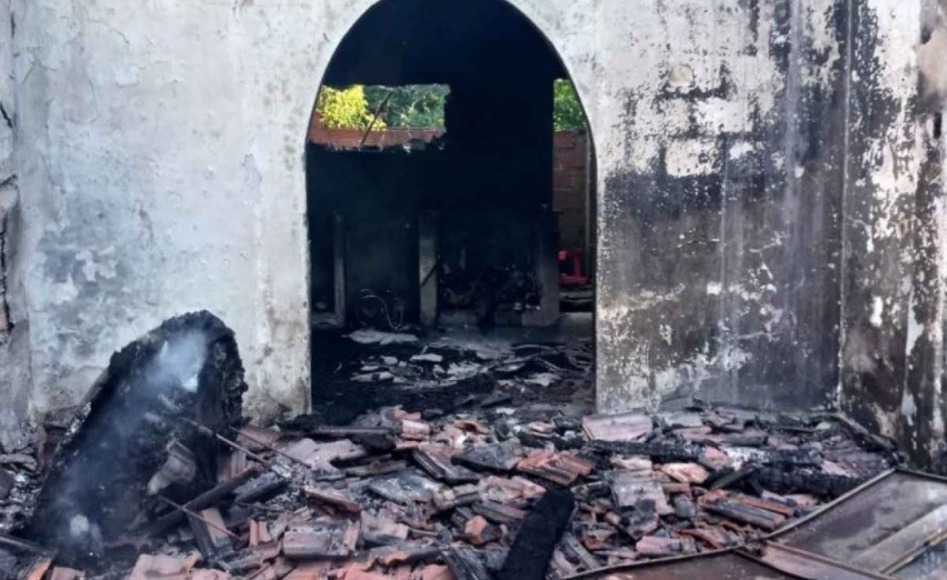 Su vecino lo amenazó de muerte y, cuando lo detuvieron, aprovechó y le quemó la casa | Información General