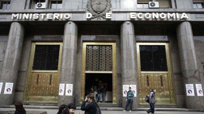 Se cuadriplicó el déficit público en febrero y ya pone en riesgo el acuerdo con el FMI | Economía y negocios
