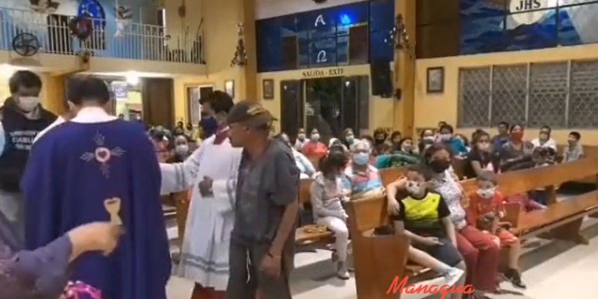 Video: un cura le negó la hostia a un indigente en plena misa | Tecnología