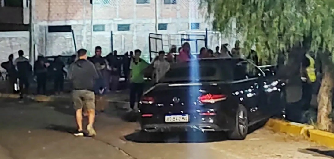 Estaban sentados en una rotonda, los atropelló un auto fuera de control y murieron | Información General