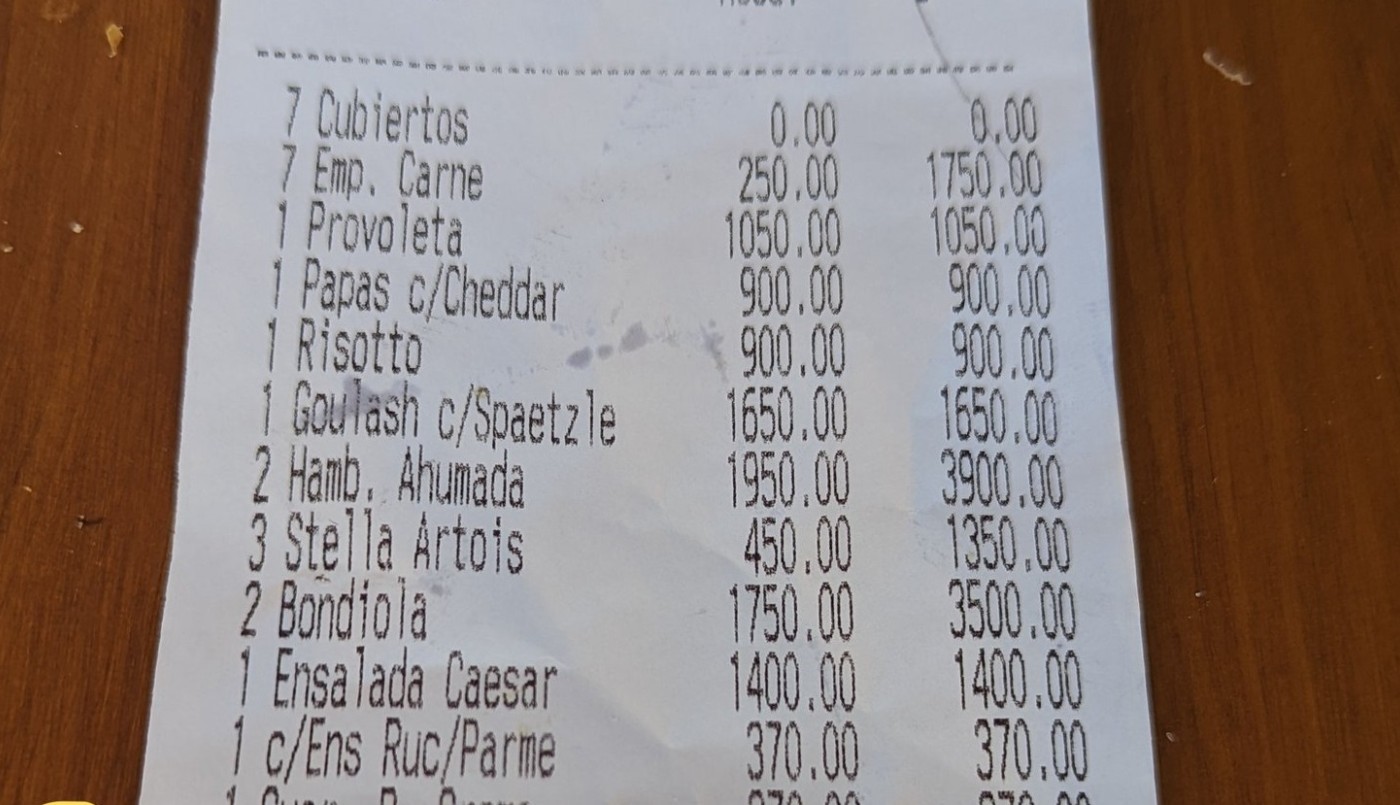 "Si pasa, pasa": fue a comer y en el ticket le "escondieron" un cobro extra | Información General