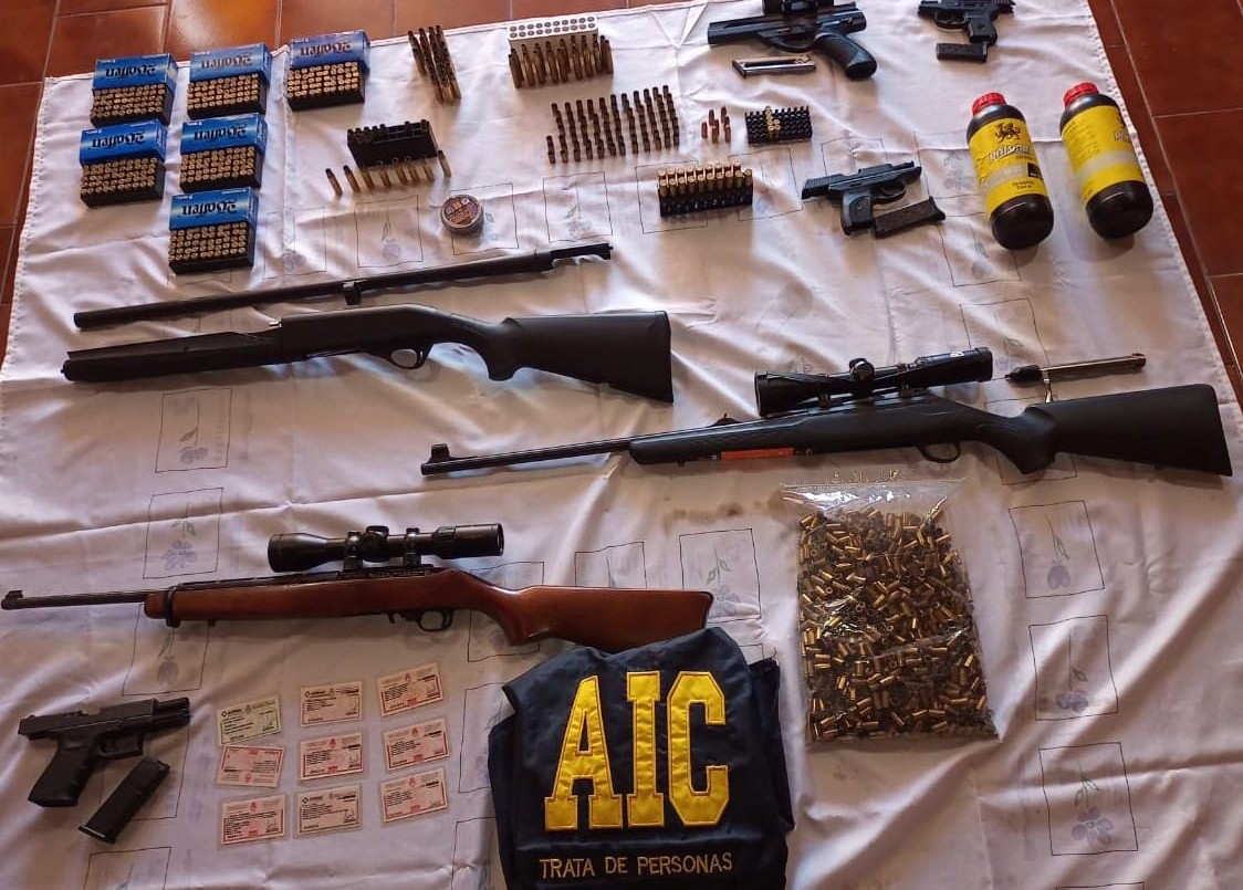 Lo investigan por violencia de género y le descubrieron un arsenal | Rosario y la región