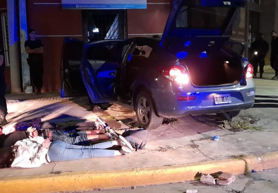 Robaron un auto a punta de pistola y lo chocaron al escapar de un patrullero | Rosario y la región