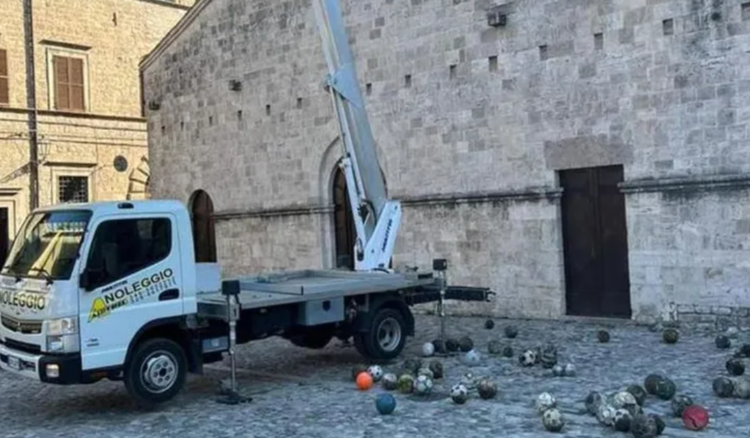 Remodelaban el techo de una iglesia y encontraron decenas de pelotas: había una del Mundial 78 | Internacionales