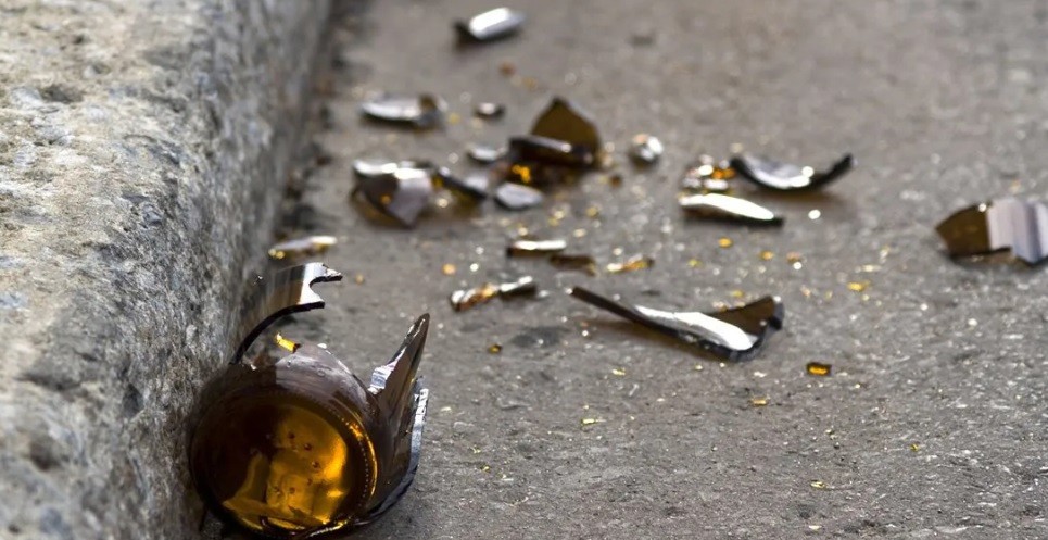 A lo Will Smith: por guiñarle el ojo a su mujer, le dio un botellazo y lo dejó inconsciente | Información General