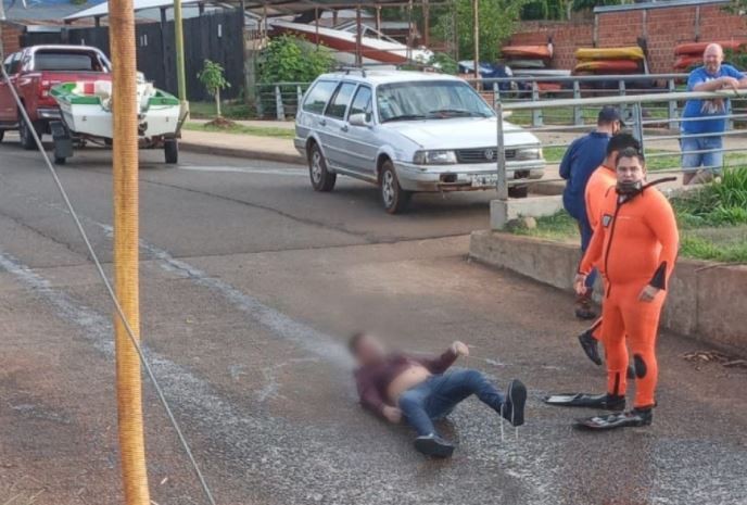 Macabro: Sintió un golpe en su embarcación y era una camioneta sumergida con un cadáver adentro | Información General