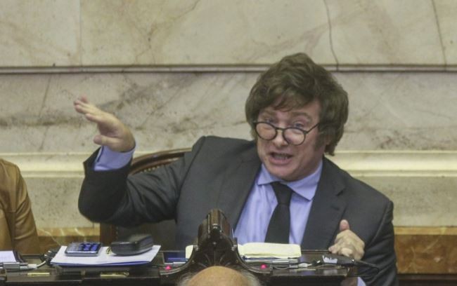 Milei propuso privatizaciones y "desaparecer" medios públicos, lo que generó críticas y repudios | Política