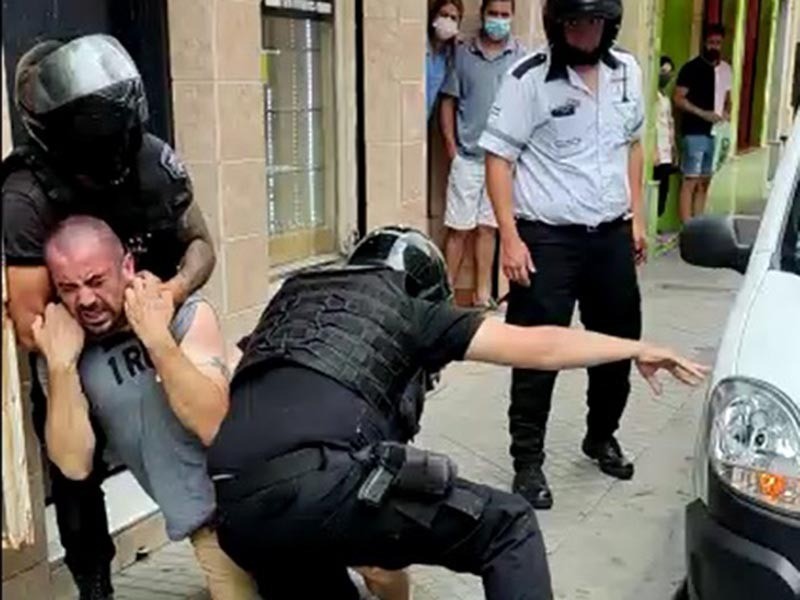 Golpearon a repartidor y falsificaron actas: imputaron a dos policías y un inspector | Rosario y la región