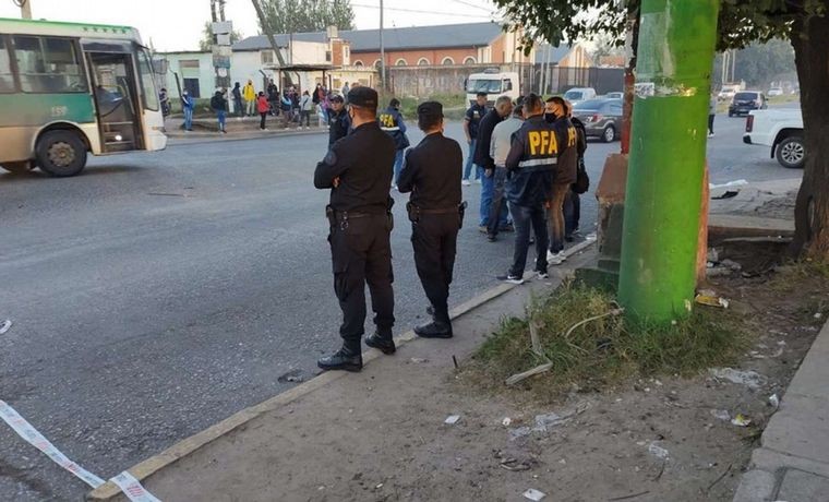 Asesinaron a un policía federal en una parada de colectivo y le robaron el arma | Información General
