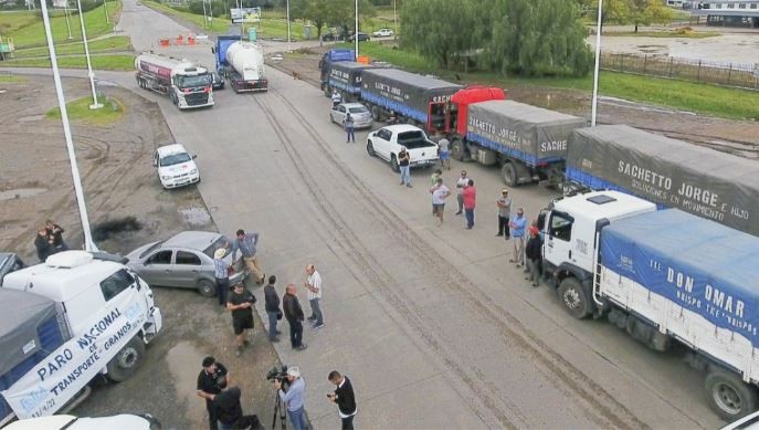 Sigue el paro de transportistas de granos en reclamo de un aumento de tarifas | Rosario y la región