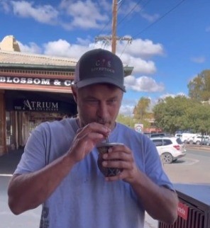 Video: la imperdible reacción de "Ragnar" de Vikingos al probar el mate por primera vez | Espectáculos