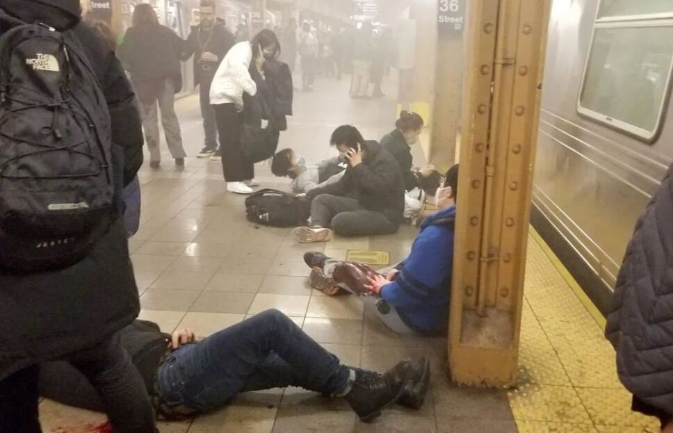 Pánico en Nueva York: balearon a varias personas en el subte y hallaron explosivos sin detonar | Internacionales