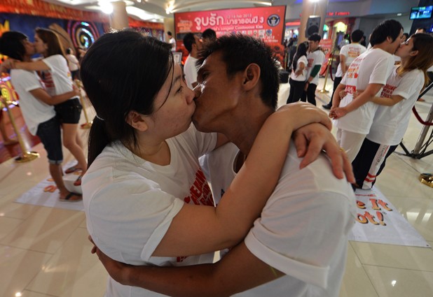 Una pareja se besó durante 58 horas y 35 minutos y rompió su propio récord mundial | Internacionales