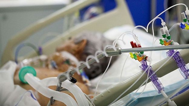 Le desconectó el oxígeno a su esposa y la asesinó: "Me lo pidió el diablo" | Información General