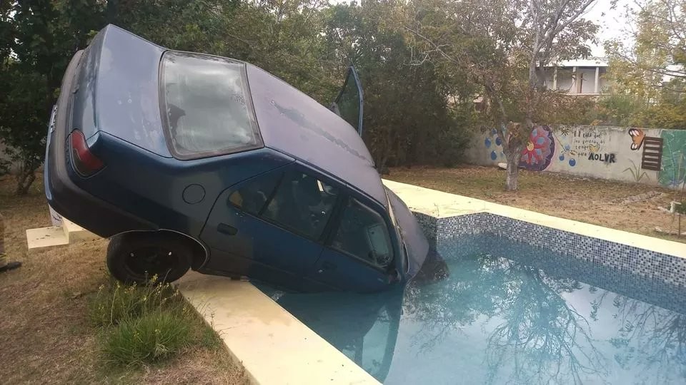 Arreglaba su auto, logró arrancarlo, la embistió y terminó en la pileta | Información General