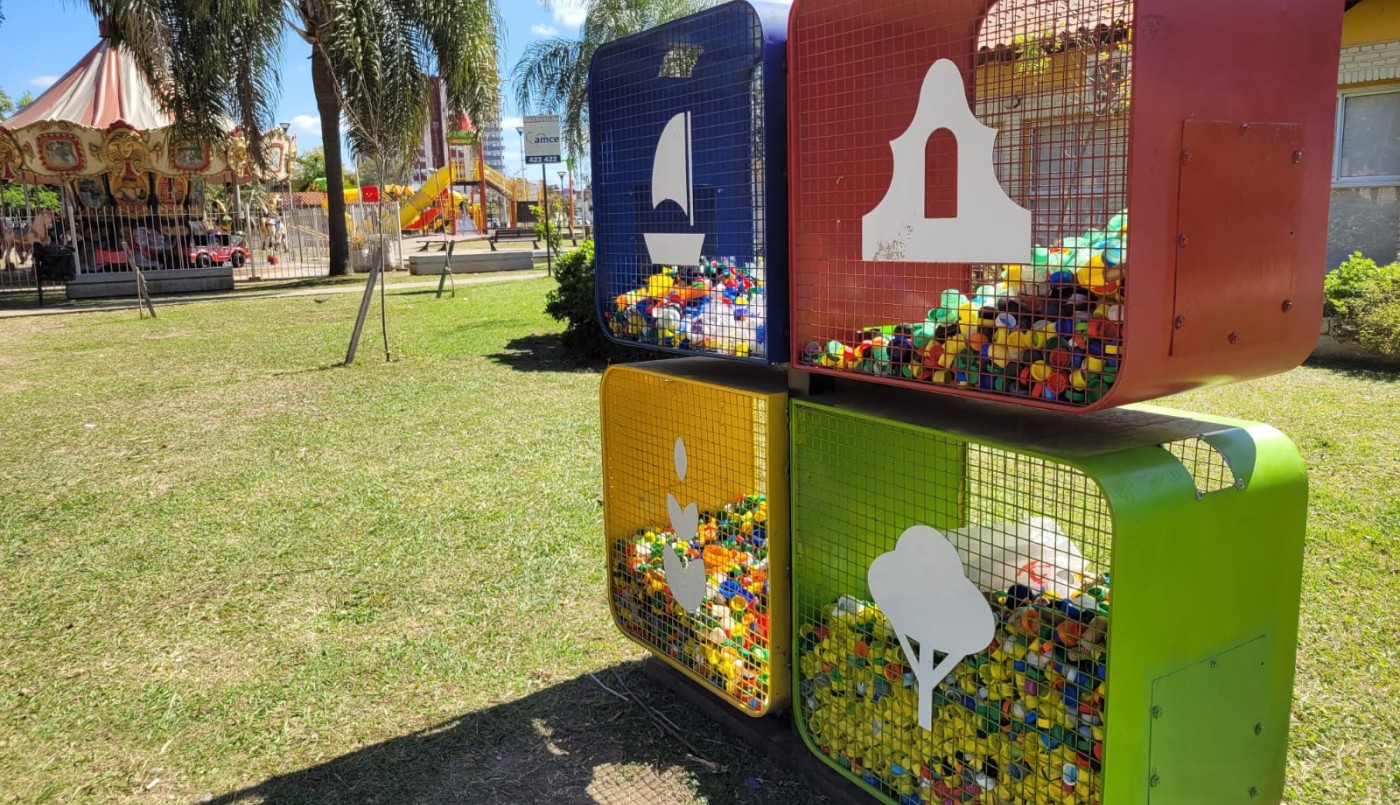 Reciclan tapitas de gaseosas y las convierten en bancos ecológicos para plazas y espacios públicos | Rosario y la región