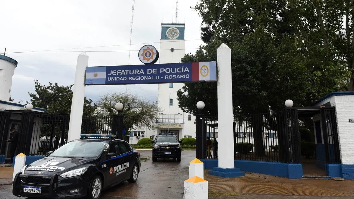 Allanaron la Unidad Regional II y secuestraron celulares de policías | Rosario y la región