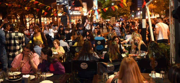 El barbijo ya no es obligatorio en espacios cerrados: la gastronomía respira | Rosario y la región