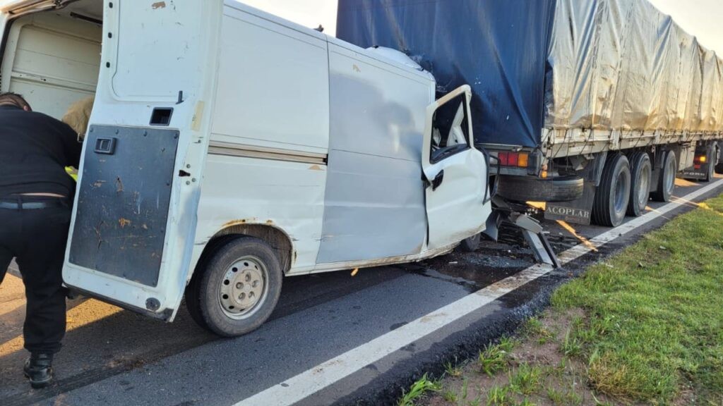 Caos en autopista: chocó de atrás a un camión que se detuvo en la calzada | Rosario y la región
