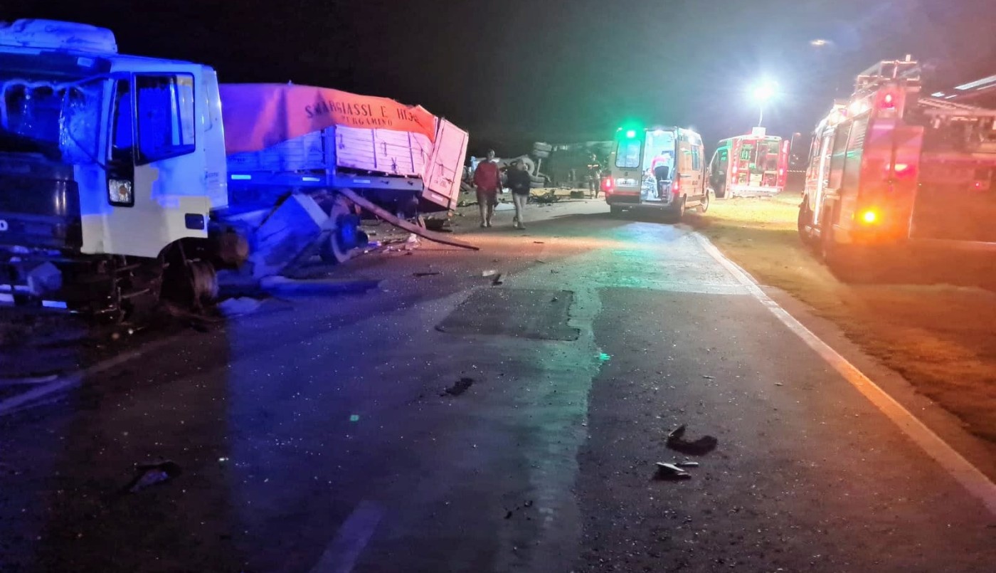Tragedia en ruta: murió un rosarino en choque frontal de dos camiones | Rosario y la región
