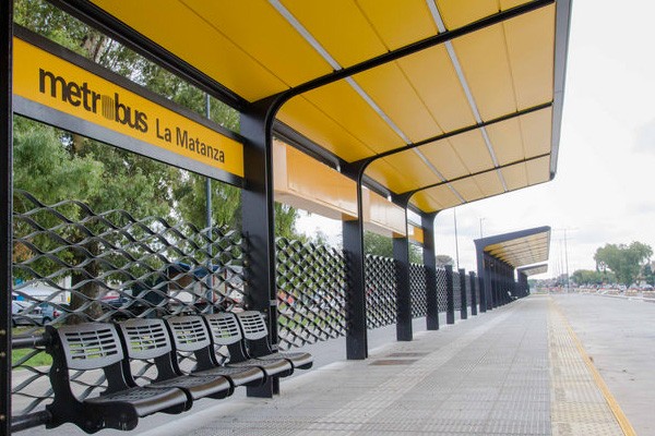 Le arrebataron la mochila y al rato sintió un fuerte ardor: en el robo le tiraron ácido | Información General