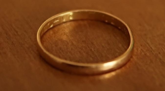 Increíble historia en Esquel: un buzo halló una alianza en un lago y pudo encontrar a la dueña | Información General