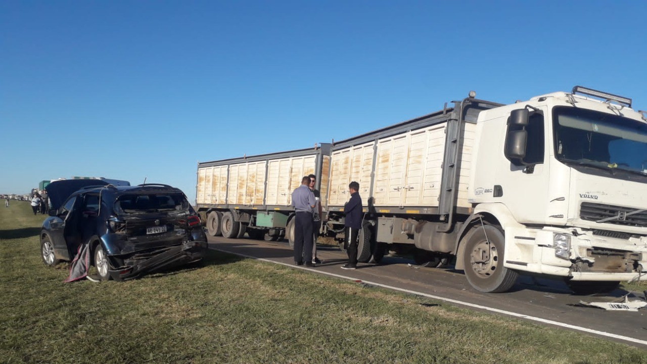 Tragedia en ruta: un muerto y dos heridos graves en choque entre dos autos y un camión | Rosario y la región