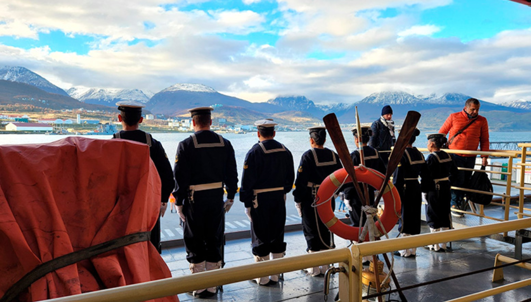 Veteranos del Crucero Belgrano navegan hacia el sitio de su hundimiento | Información General
