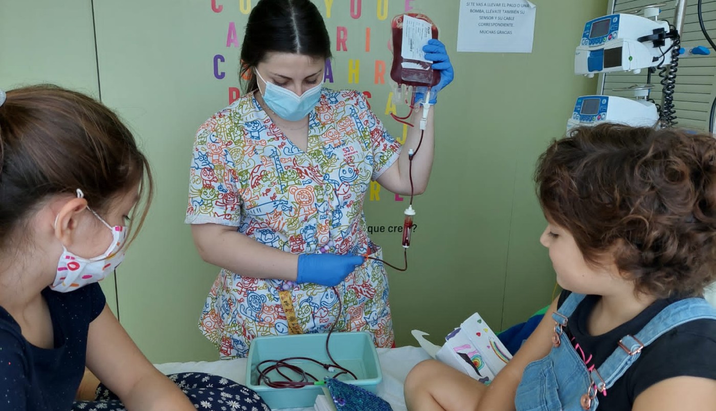 Exitosa campaña para curar a Emily, una niña que padece leucemia: ya está en tratamiento en España | Información General