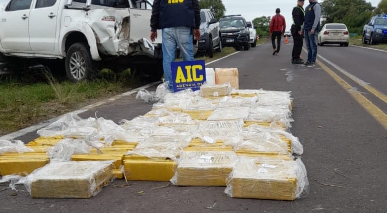 Chocaron y dejaron abandonados casi 500 kilos de marihuana en una camioneta | Rosario y la región