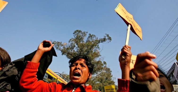 Adolescente fue a denunciar que la violaron en grupo y el comisario la abusó sexualmente | Internacionales